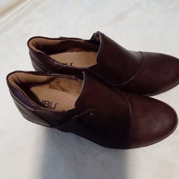 Stylish Brown Leather Loafers for Women - Picture 2 of 8